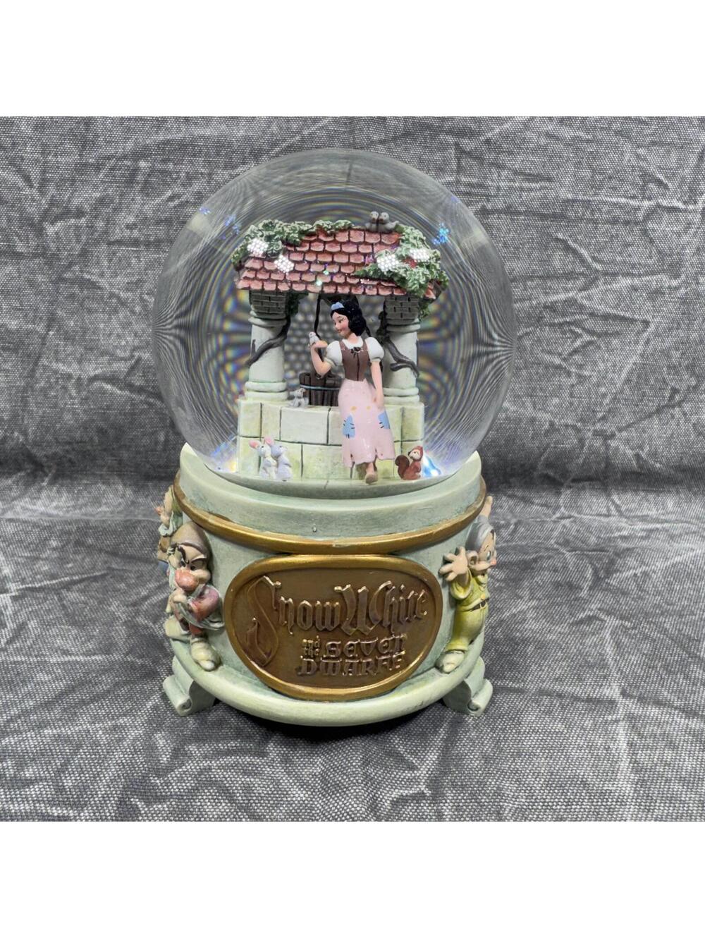 Disney Snow Globe Snow White Wishing Well